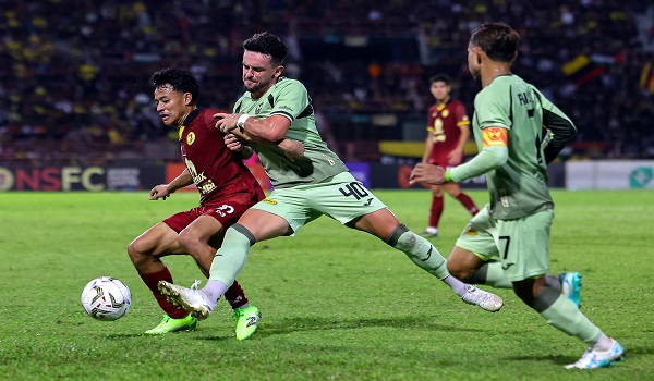 Pemain Negeri Sembilan FC Luqman Hakim Shamsudin diasak pemain Selangor FC Zach Paul John Clough dalam perlawanan suku akhir Piala FA di Stadium Tuanku Abdul Rahman /BERNAMA